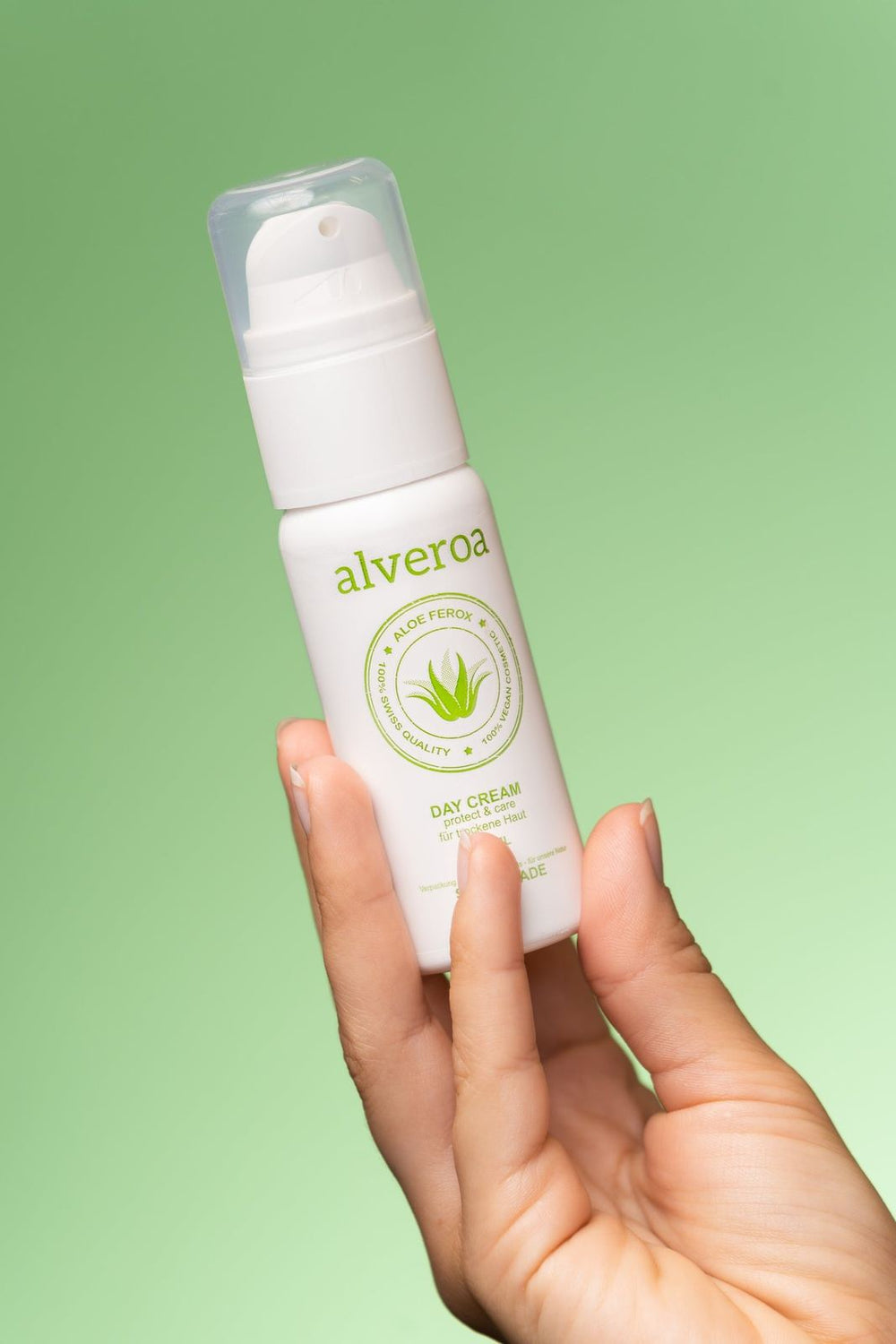 Alveroa-Gesichtscreme mit Aloe-ferox-Kennzeichnung in einer Hand – Originalaufnahme